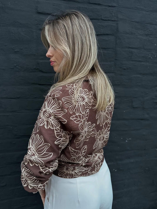 Elegant hemd met verfijnd bloemenborduurwerk 🤎