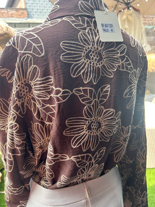 Elegant shirt with refined floral embroidery 🤎
