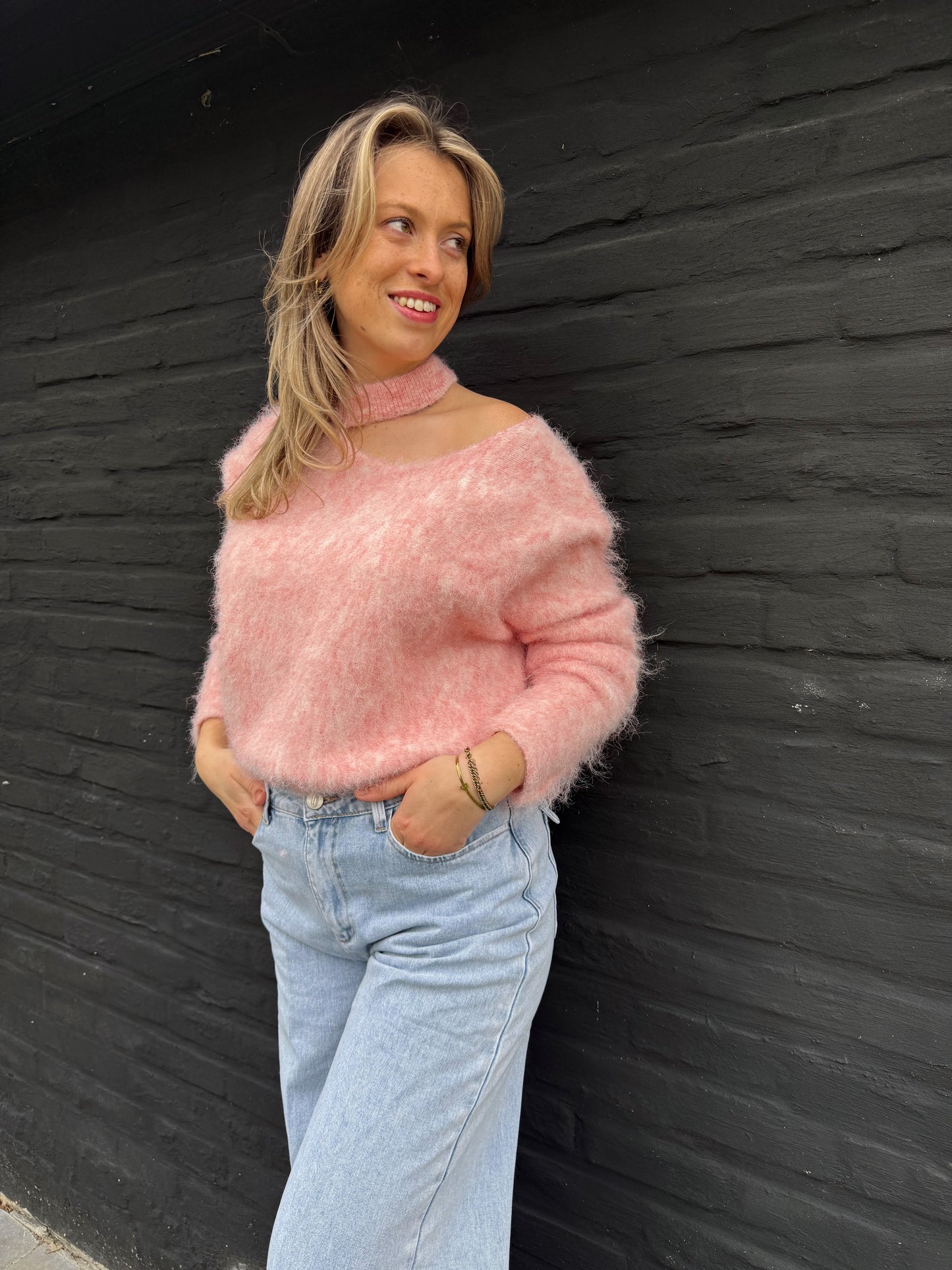 L’Esstiel trui met “cut-out” aan hals