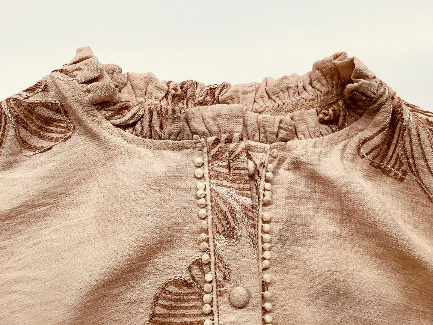 Leuk hemd met leuke afgewerkte kraag en mouwen