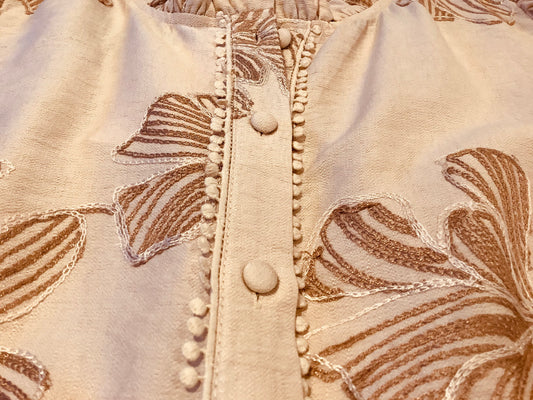 Leuk hemd met leuke afgewerkte kraag en mouwen