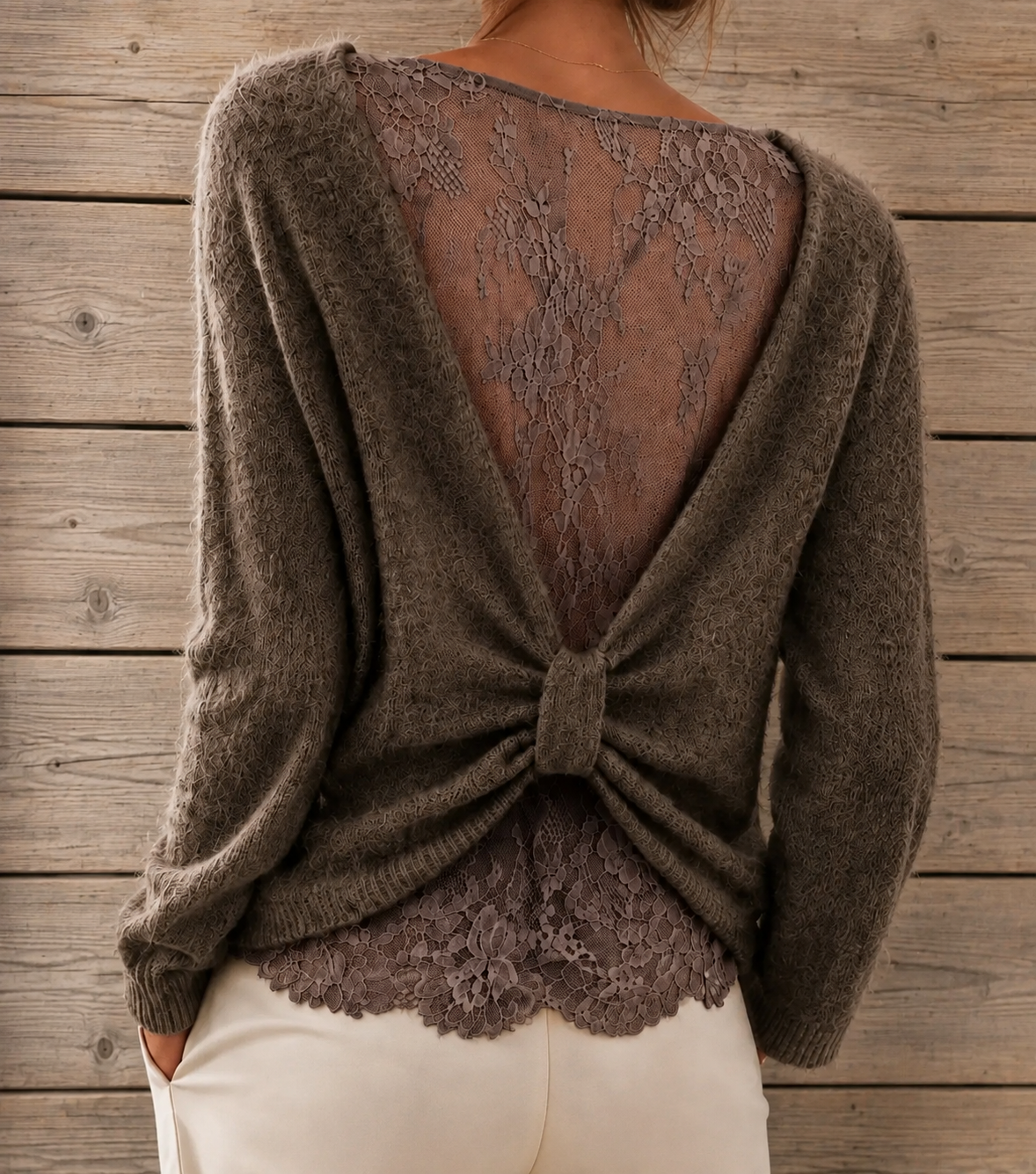 Bruine trui met kanten rugdetail