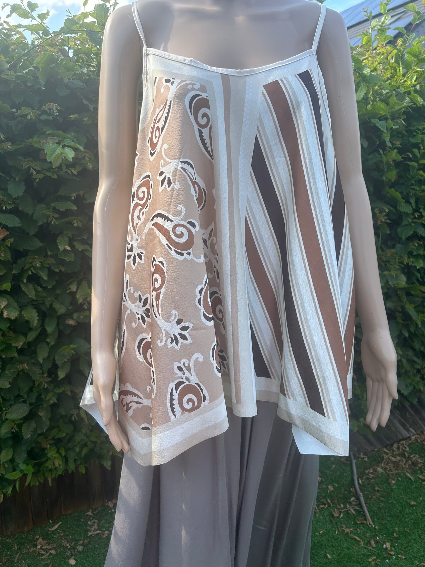 Luchtige asymmetrische top in verschillend prints beschikbaar