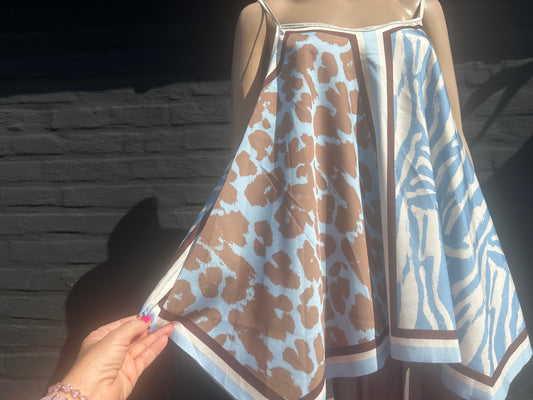 Luchtige asymmetrische top in verschillend prints beschikbaar