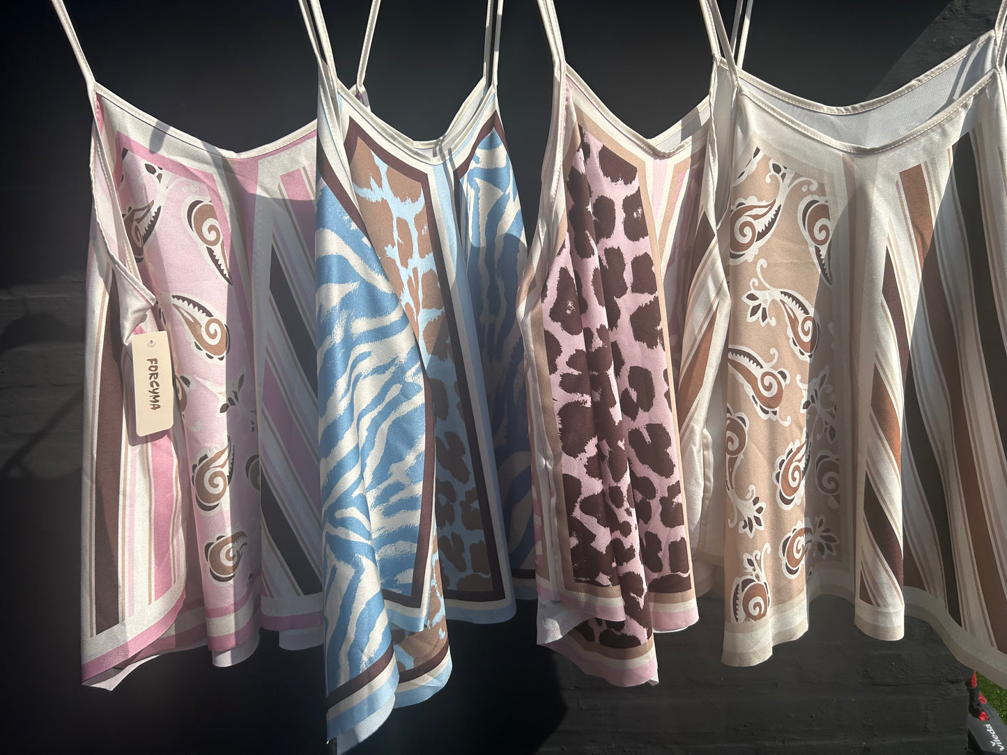 Luchtige asymmetrische top in verschillend prints beschikbaar