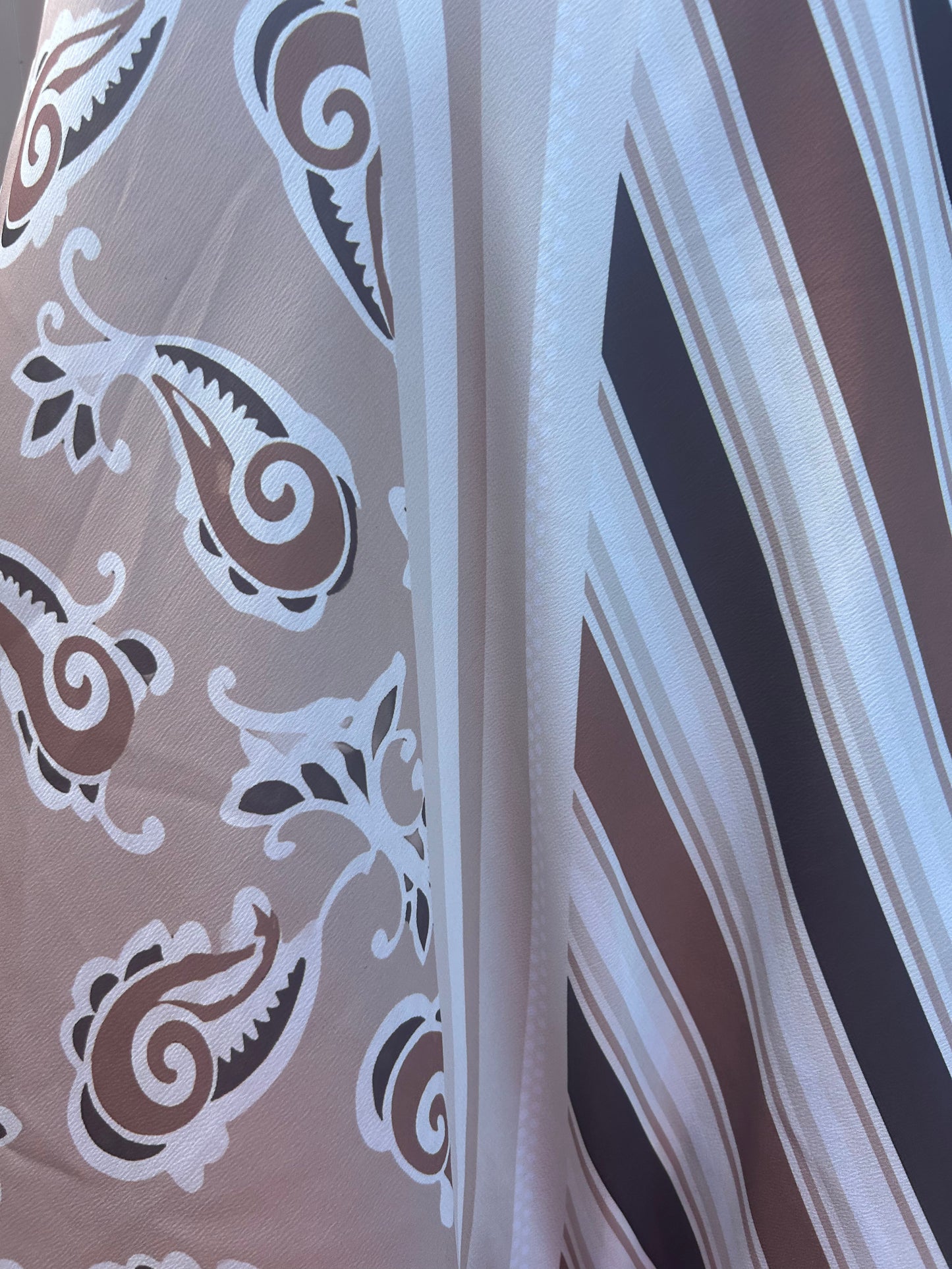 Luchtige asymmetrische top in verschillend prints beschikbaar