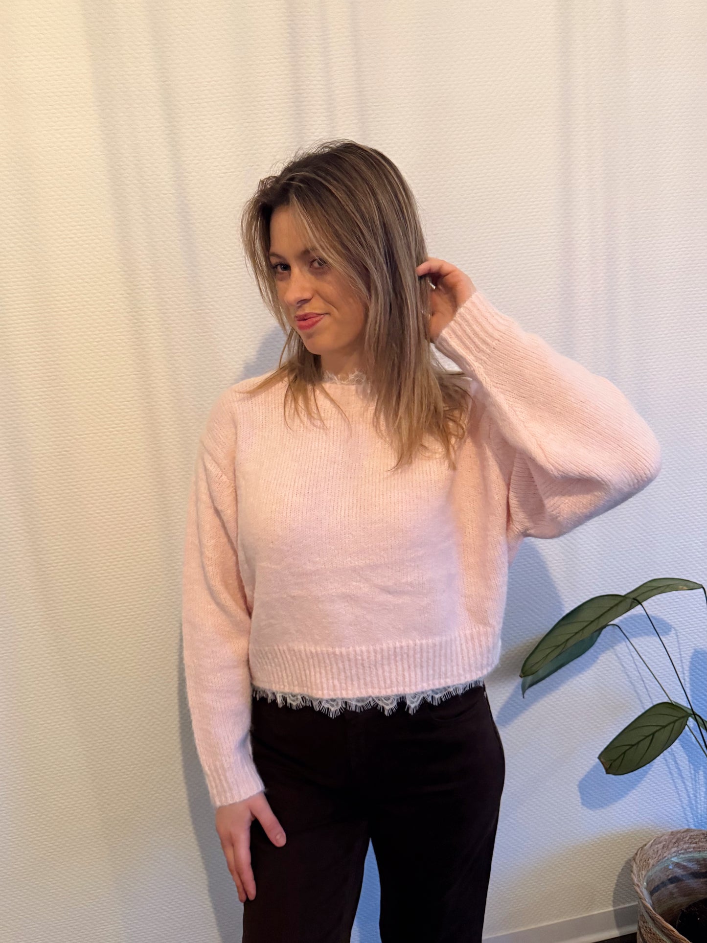 Roze trui met kanten kraag en boord
