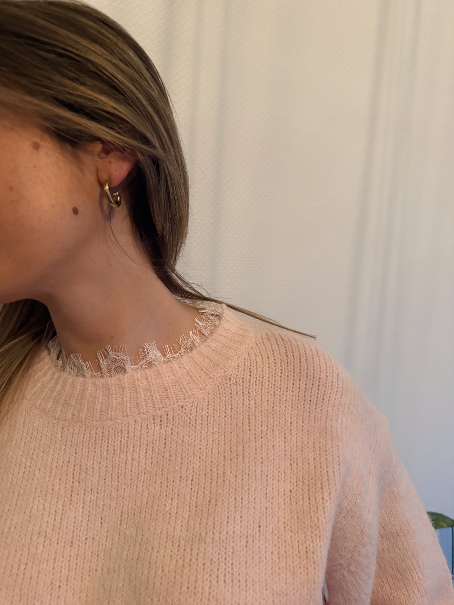 Roze trui met kanten kraag en boord