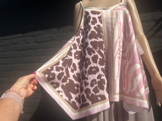 Luchtige asymmetrische top in verschillend prints beschikbaar