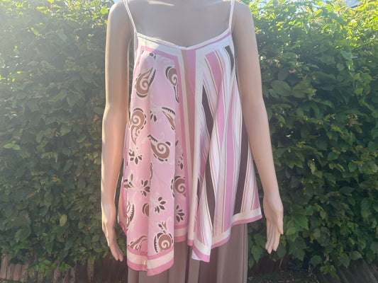 Luchtige asymmetrische top in verschillend prints beschikbaar