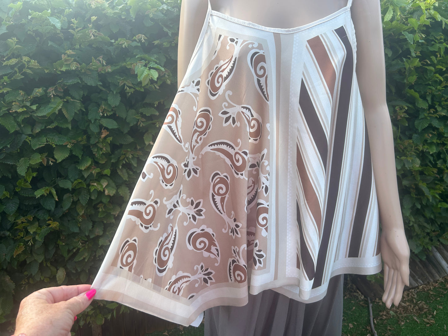 Luchtige asymmetrische top in verschillend prints beschikbaar