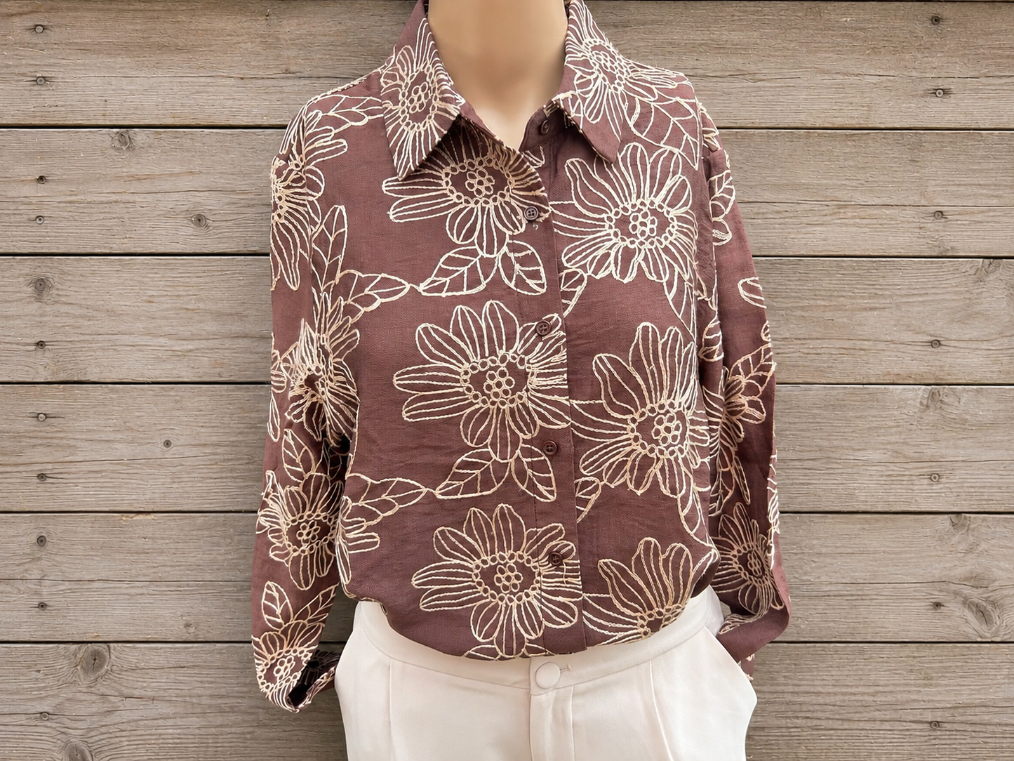 Chemise élégante ornée de broderies florales raffinées 🤎
