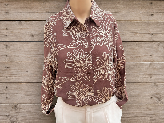 Elegant shirt with refined floral embroidery 🤎