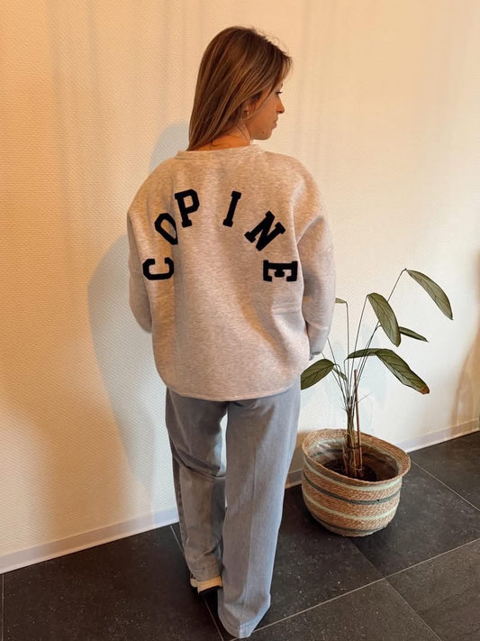 "Copine" sweater met zwarte letters 🖤
