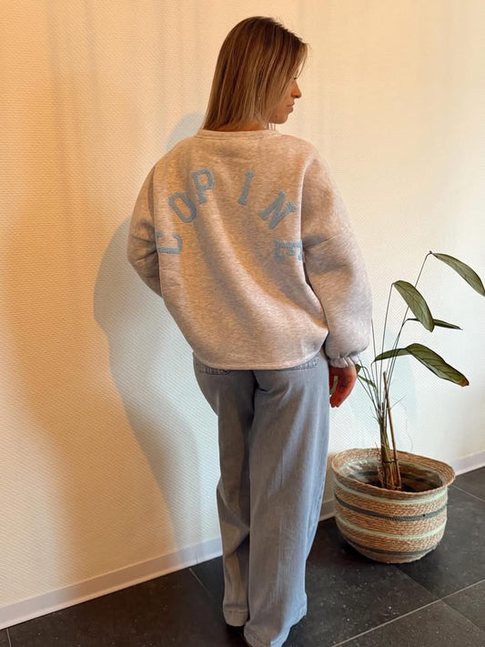 Trendy “Copine” Sweater met pastelbauwe letters 🩵