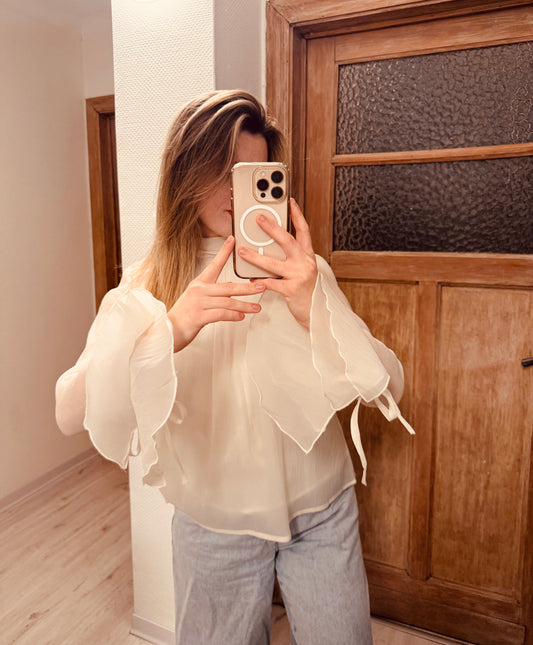 Elly White -elegante blouse met leuk detail aan mouw, strik in hals (rug)