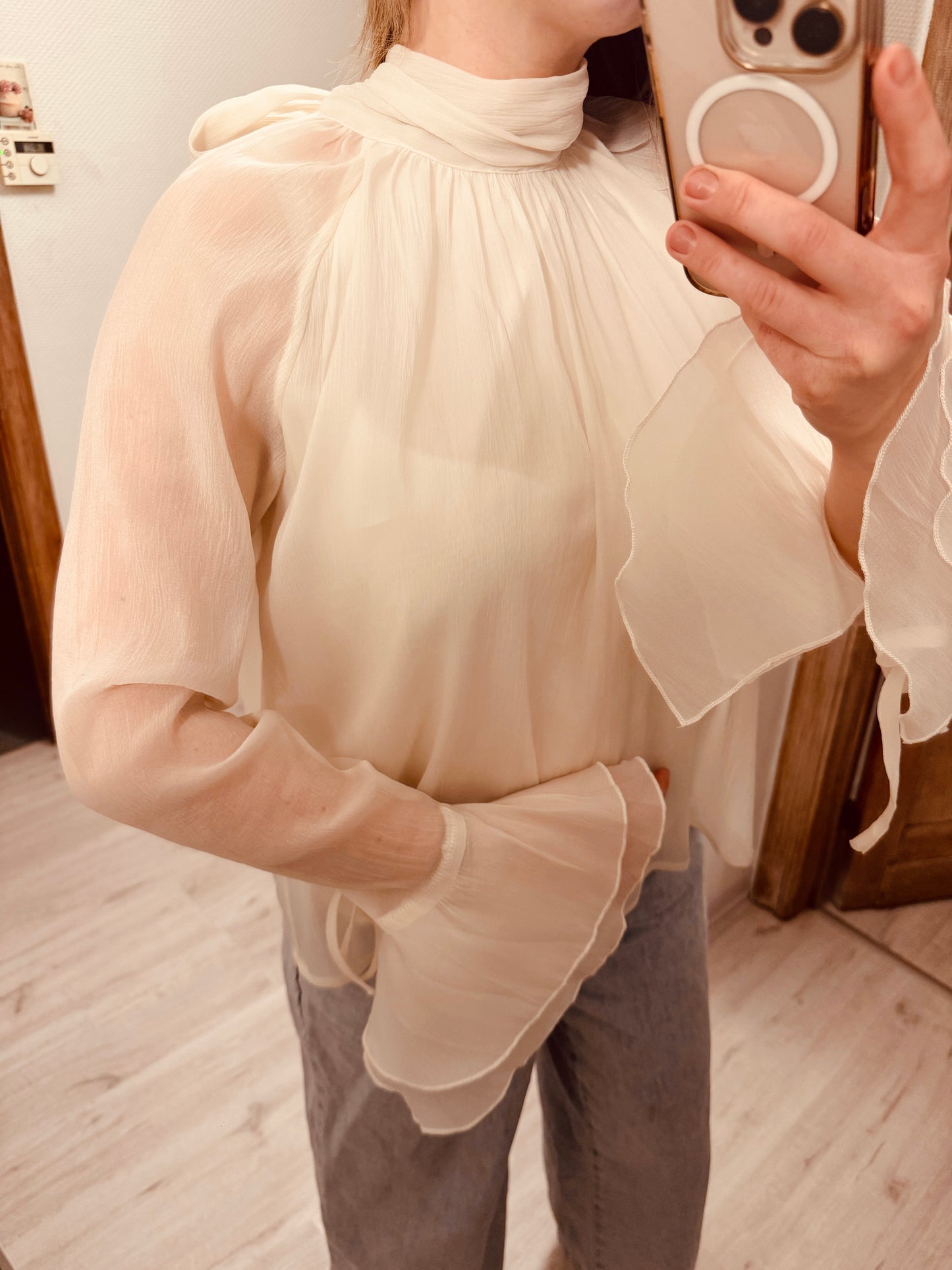 Elli White -elegante blouse met leuk detail aan mouw, strik in hals (rug)