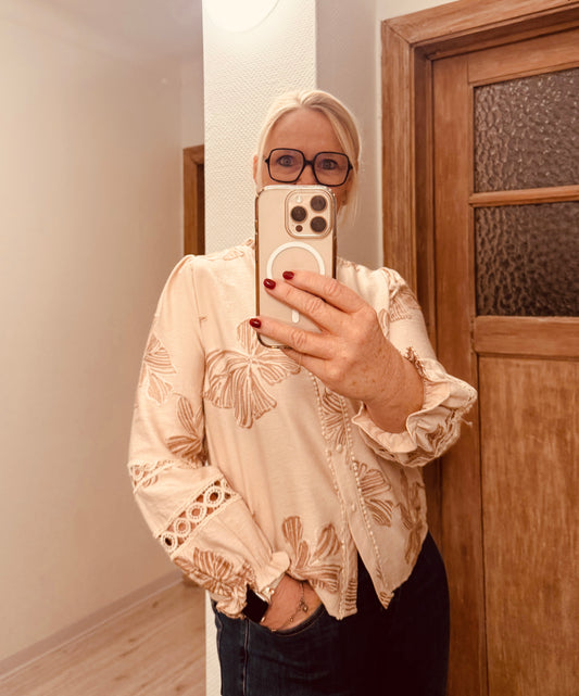 Leuk hemd met leuke afgewerkte kraag en mouwen