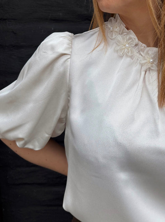 Elli White - bloesje met detail aan hals