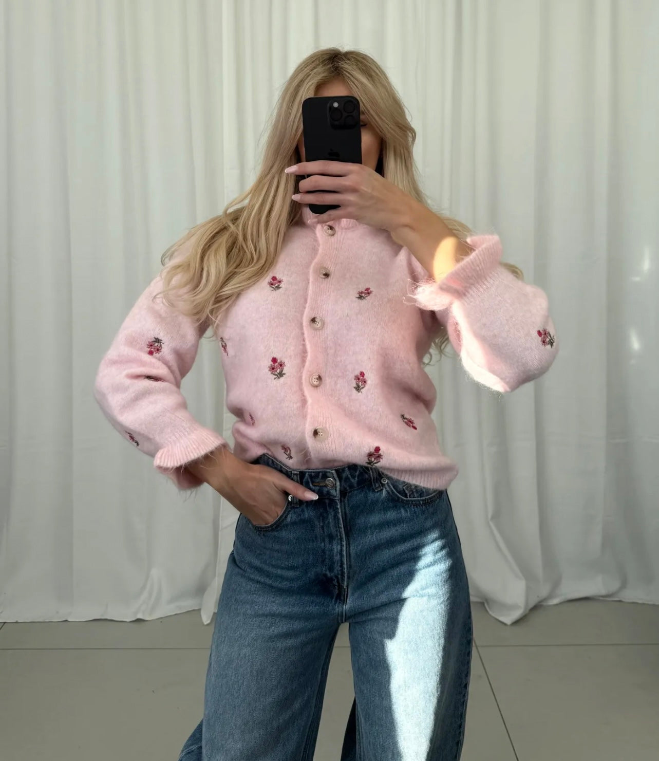 🌸 zachte knit met bloemenborduursel en gepofte mouw aan de pols