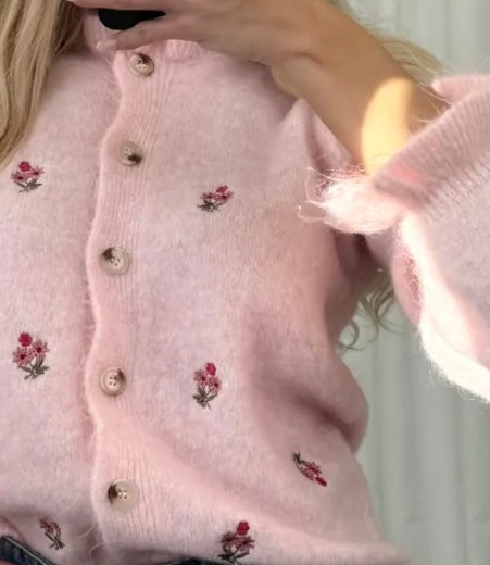 🌸 zachte knit met bloemenborduursel en gepofte mouw aan de pols