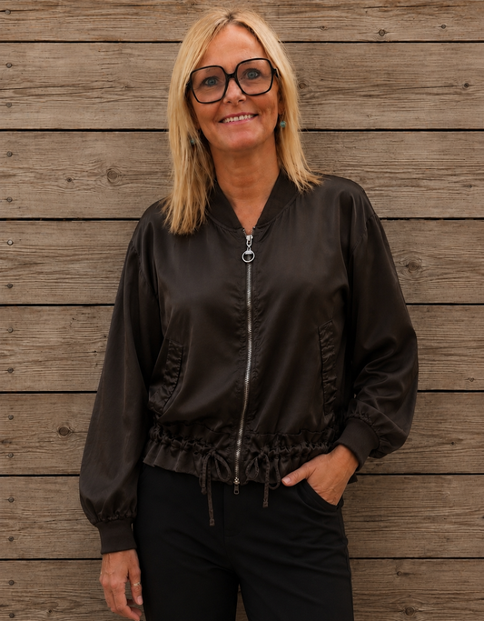 Satijnzachte bruine bomberjack